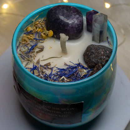 The whispers of the moon, la Luna the guide and enchantress! Power and might, the discerning calm! Intention candle infused with scents of vanilla